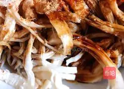 Illustration of how to make spicy chicken shreds with reduced fat content 8