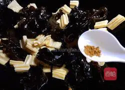 Illustration of how to stir-fry cabbage with fungus and yuba 8