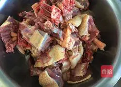 Illustration of how to stew goose in iron pot 2