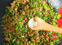 Illustration of how to stir-fry minced meat with chives and moss 17