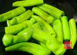 Illustration of how to make tiger skin pepper minced meat 4