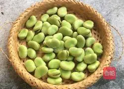 Black Illustration of how to make diced fungus and broad bean cake 2