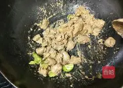 Illustration of how to stir-fry chicken liver with pepper 7