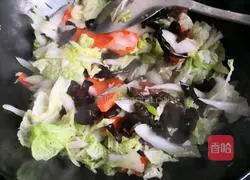 Chinese cabbage Illustration of how to make fried meat with fungus 5