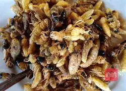 Illustration of how to make fried bee pupae 6