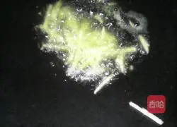 Illustration of how to make stir-fried meat with garlic moss 4