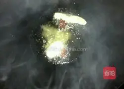 Illustration of how to cook pork ribs and braised potatoes 3