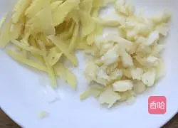 Salt water Illustration of how to make small white shrimp 2