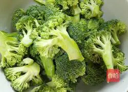 Illustration of how to make fried sausage with broccoli 1