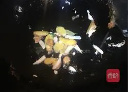 Illustration of Laoganma's garlic sprouts, parsley and stuffed tilapia 4