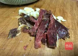 Illustration of how to make fried bacon with dried bamboo shoots 3