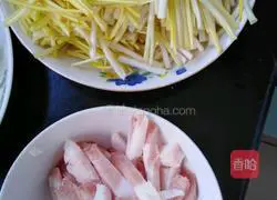 Illustration of how to make stir-fried pork with garlic 1