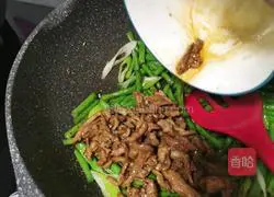 Illustration of how to make stir-fried cowpeas and meat 16