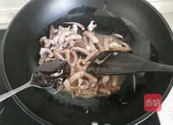 Illustration of how to stir-fry squid tentacles with onions 8