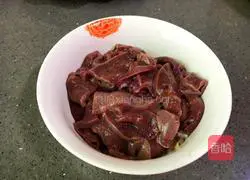 Illustration of how to make green pepper pork liver 1