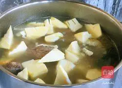 Illustration of how to stew spring bamboo shoots with plum meat bones 7