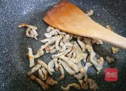 Illustration of how to stir-fry shredded pork with garlic moss 5