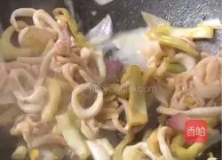 Illustration of how to make fried squid with pickles 6