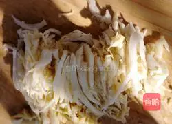 Illustration of how to make pickled cabbage, vermicelli and meat 2