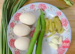 Illustration of how to make fried eggs with garlic moss 1