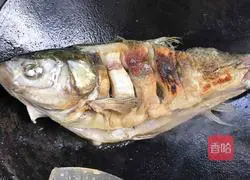 Braised silver carp Illustration of how to cook fish 6