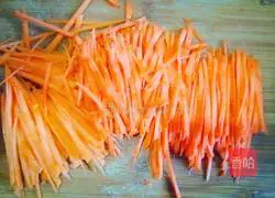 Illustration of how to make egg and carrot shreds 3