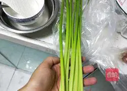 Illustration of how to make fried garlic sausage 2