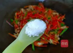 Illustration of how to stir-fry shredded pork with green pepper and carrot 15