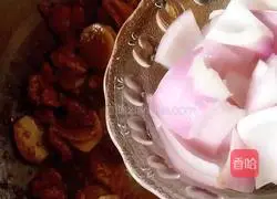 Illustration of how to make onion and potato slices 15