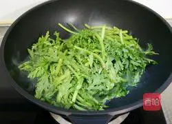 Illustration of how to stir-fry chrysanthemum with red ginseng 5