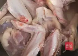 Illustration of how to make salt-baked chicken wings 1