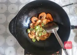Illustration of how to make Chinese stir-fry shrimp and cabbage in iron pot 4