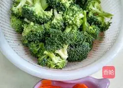 Illustration of how to make stir-fried broccoli 1