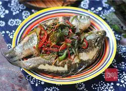 Illustration of how to steam crucian carp in perilla casserole 12