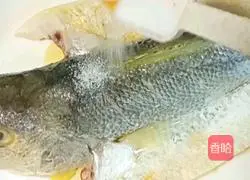 Illustration of how to make steamed yellow croaker 8