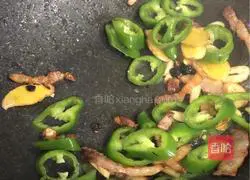 Illustration of how to stir-fry fresh squid with preserved black pepper and black pepper 4