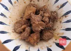 Illustration of how to make steamed pork ribs with enoki mushrooms 3