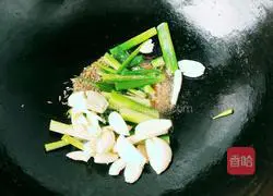 Illustration of how to stew mackerel in iron pot 11