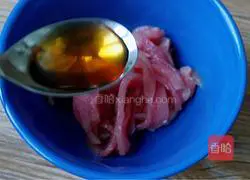 Illustration of how to stir-fry shredded pork with garlic moss 3