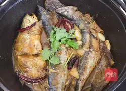 Illustration of how to stew fish in an iron pot 15