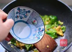 Illustration of how to make scrambled eggs with chili pepper 9