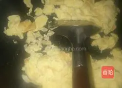 Illustration of how to make tomato scrambled eggs 4