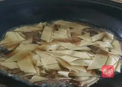 Illustration of how to make fried tofu skin with hot pepper and meat 6