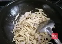 Illustration of how to make shredded pork with dried tofu and green pepper 4