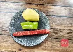 Illustration of how to make fried sausage with potato slices 2