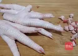Illustration of how to make braised chicken feet 1