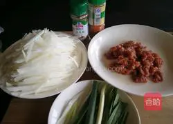 Illustration of how to make cumin meat slices and shredded radish 2