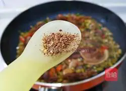 Illustration of how to stir-fry and soak cowpeas with oil residue 10