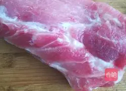 Illustration of how to make steamed pork with rice flour 1