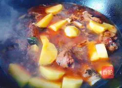 Illustration of how to stew pork ribs with potatoes 12